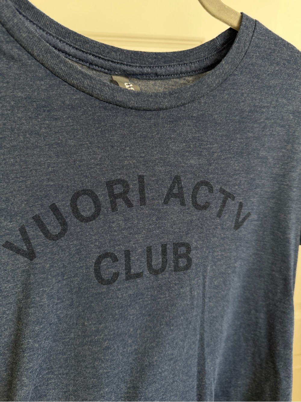 Vuori Heather- Stretch Baggy Logo Tee